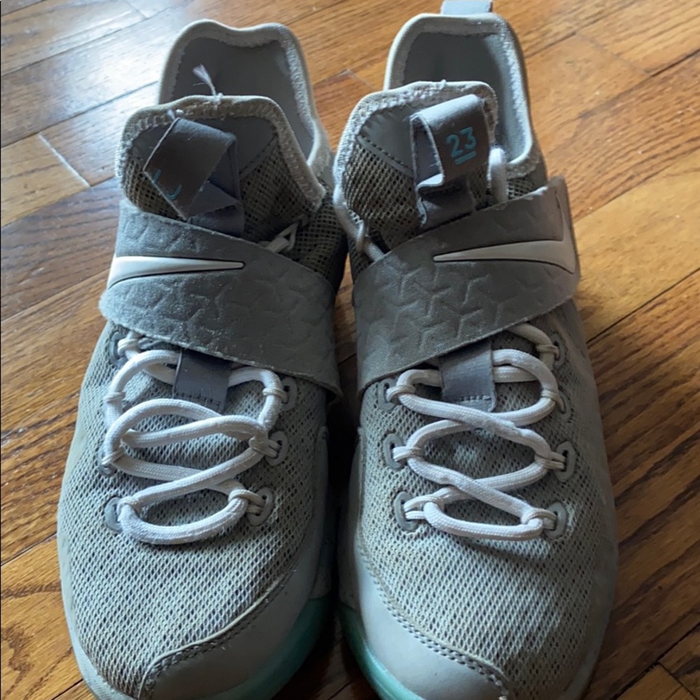 Lebron basketball shoes